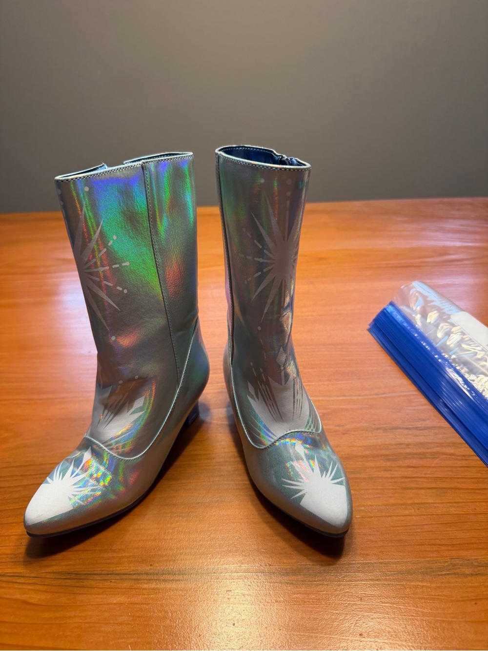 Girls Elsa boots 11/12. NWOT